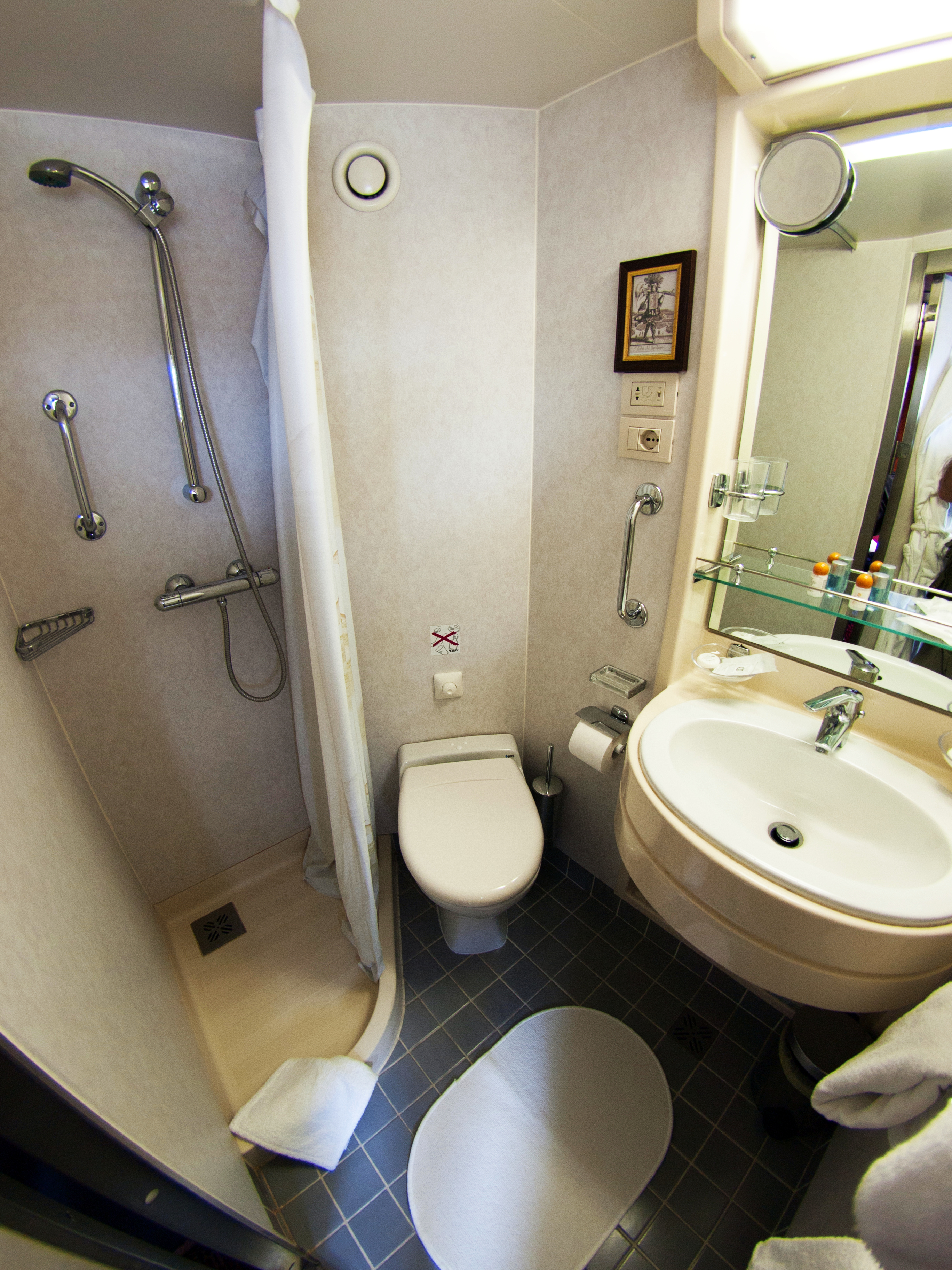 European Waterways La Bella Vita - Canaletto Bathroom.jpg